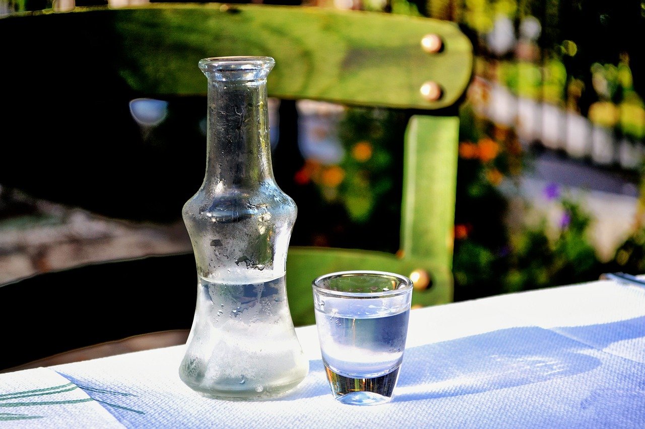 Ouzo Flasche und Glas